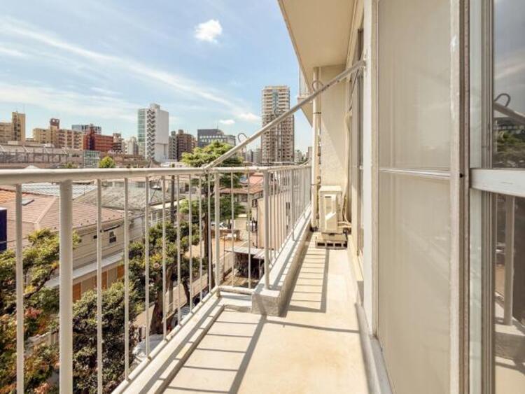 バルコニー 使い易いバルコニー。やわらかな陽射し・心地よい風。どこまでも広がる空の下、限りない開放感を味わえる空間です。