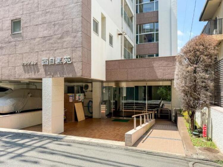 エントランス 質感があり、機能的でもあるエントランス。