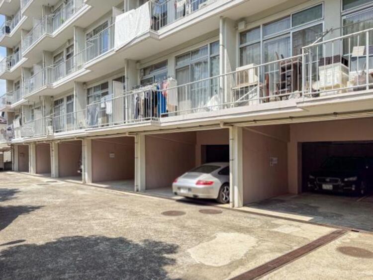 駐車場 敷地内に設けられた駐車スペース。