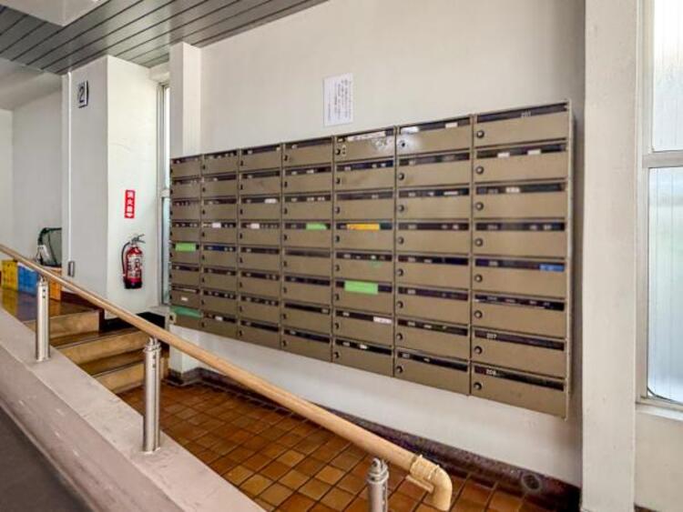 その他 エントランスに備え付けの郵便受けです。