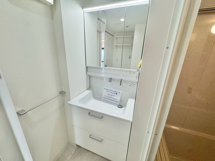その他 清潔感を感じられる洗面化粧台。