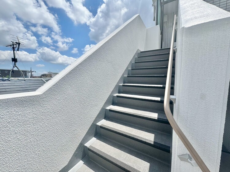 その他 共用部の階段です。明るく清潔に管理されています。