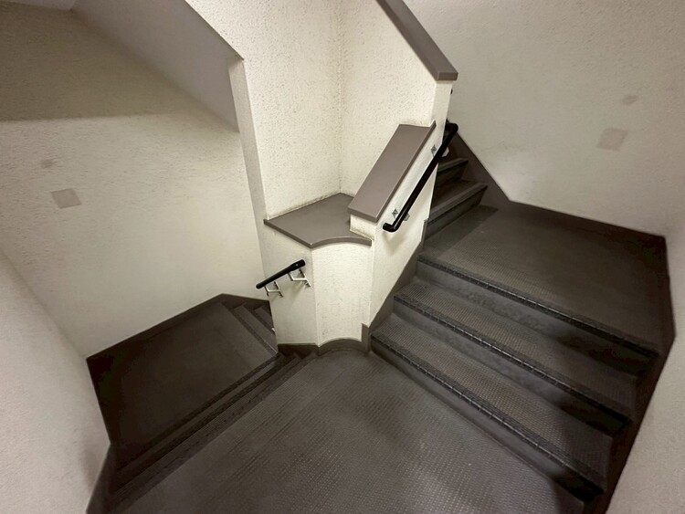 その他 共用部の階段です。明るく清潔に管理されています。