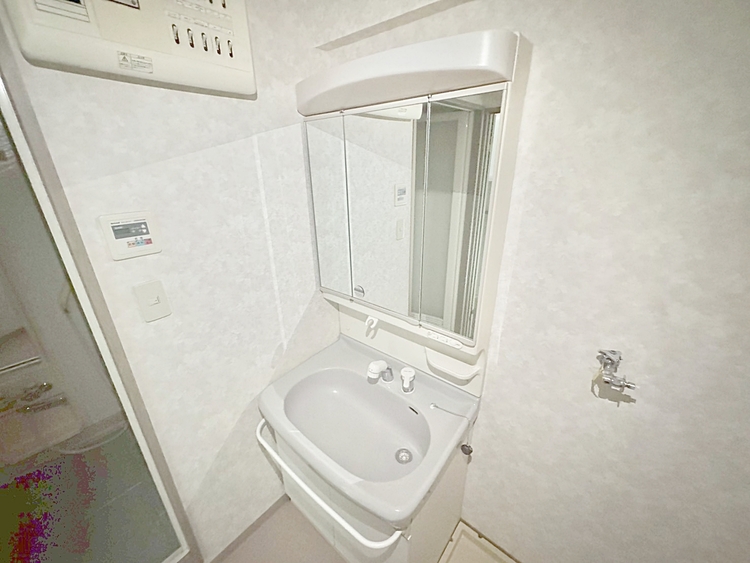 その他 清潔感を感じられる洗面化粧台。