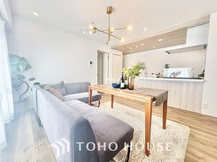 内装 【LIVING】◆眩い◆光が燦々と入り、家族の笑顔を照らす。「いつまでも続いて」と願う夢のような毎日がここにある。