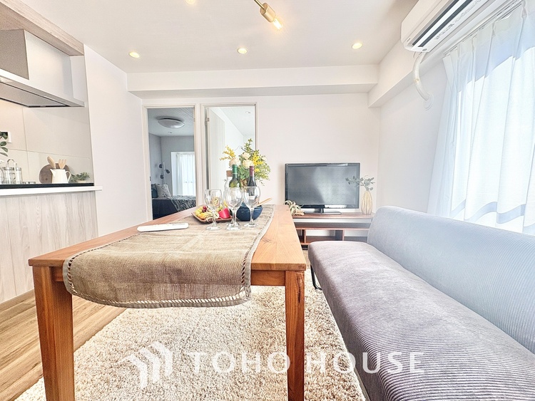 内装 【LIVING】◆陽光◆が差し込む。この開放的なLDKに家族の笑顔が集う。家族が一緒に過ごす空間は明るく、そして居心地よく。