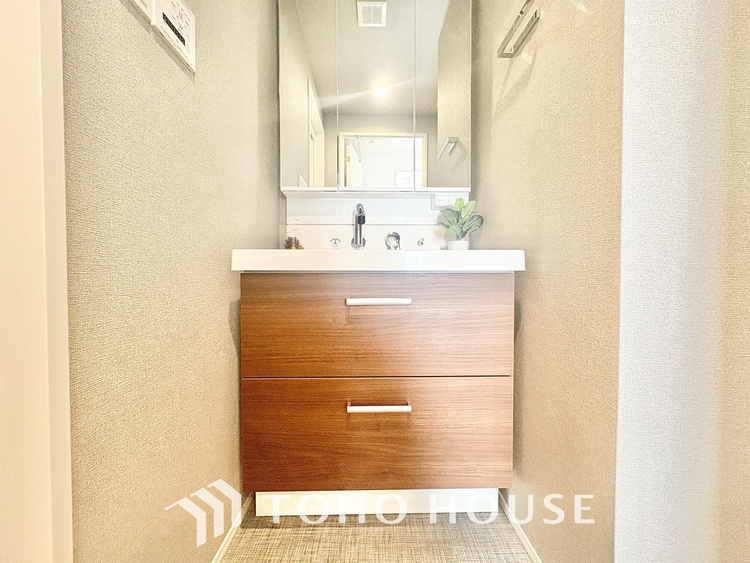 洗面 【WASHROOM】◆快適◆煌びやかな暮らしの中にも忘れたくない快適さ。大きな収納が助けてくれます。