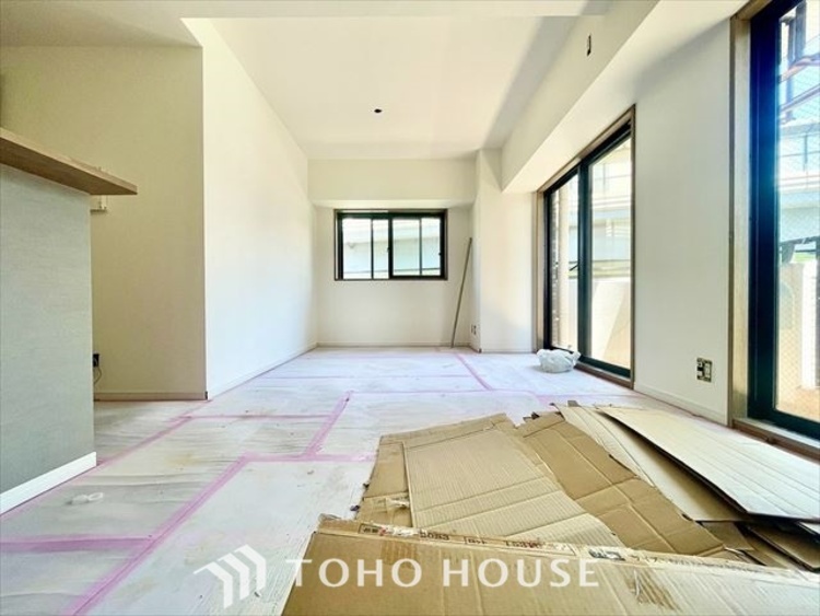 内装 【LIVING】◆眩い◆光が燦々と入り、家族の笑顔を照らす。「いつまでも続いて」と願う夢のような毎日がここにある。