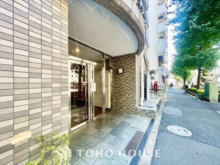 エントランス 【ENTRANCE】◆家族◆家で家族と過ごす時間は限られている。帰りを待つ家族の元へと急ぐときの弾む思い。そんな思いを引き立てる邸宅。