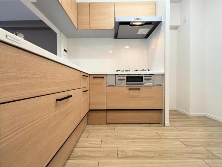 その他 ●〇新しいキッチンは気分も上がり、家事も楽しくできそう。お手伝いをしてくれるお子様と並んで立てるキッチンは、ご家族のコミュニケーションを育む場として活躍します。収納力が高い事も大事なポイントです〇●