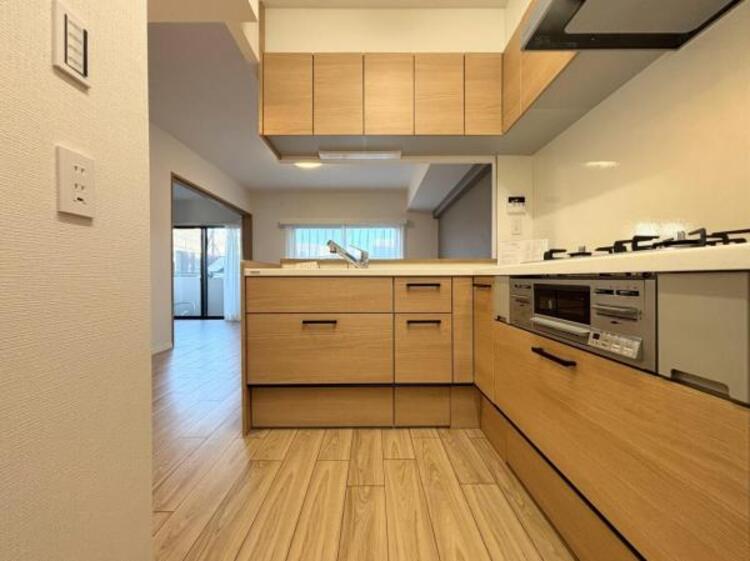 その他 ●〇新しいキッチンは気分も上がり、家事も楽しくできそう。お手伝いをしてくれるお子様と並んで立てるキッチンは、ご家族のコミュニケーションを育む場として活躍します。収納力が高い事も大事なポイントです〇●