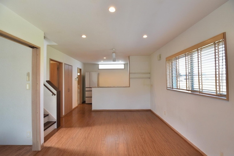 居間 ※家具や家財を画像編集で消去した写真です。現況と異なる場合がありますので、必ず現地をご確認ください。