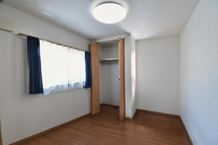 子供部屋 洋室4.7帖※家具や家財を画像編集で消去した写真です。現況と異なる場合がありますので、必ず現地をご確認ください。