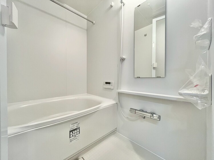 風呂 一日の疲れを癒すバスルームは、心地よいリラックスを叶える清潔感溢れる空間です。