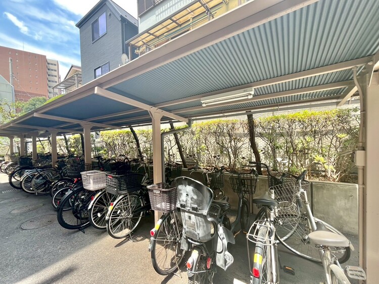 設備 整理整頓された駐輪場で、管理体制の良好さがうかがえます。