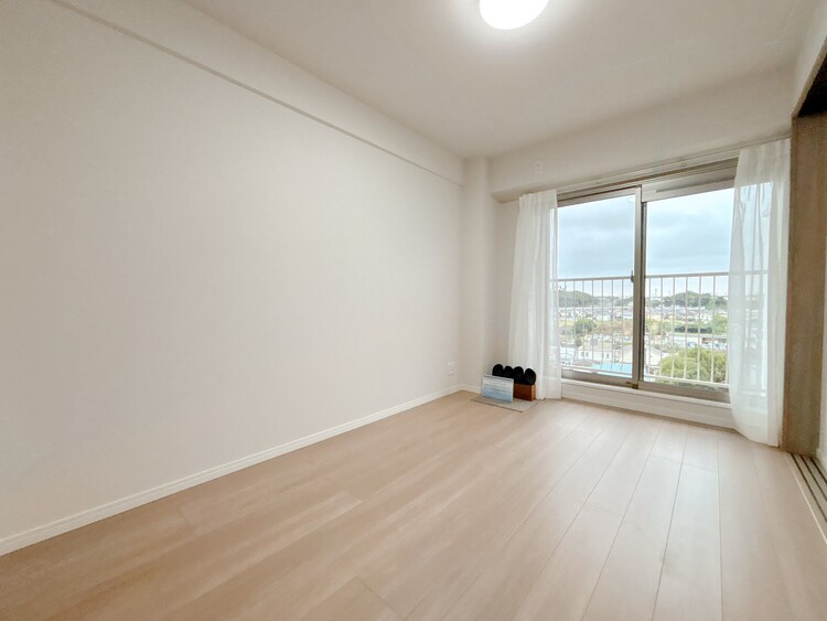 寝室 ベッドも十分に設置するスペースがあります。