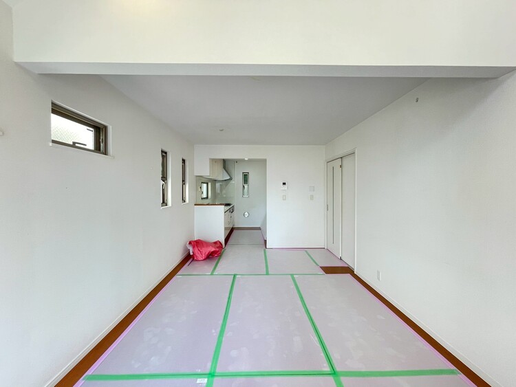 居間 （施工中）豊かな居住性と、安心感を満たすクオリティが見事に調和した住空間。