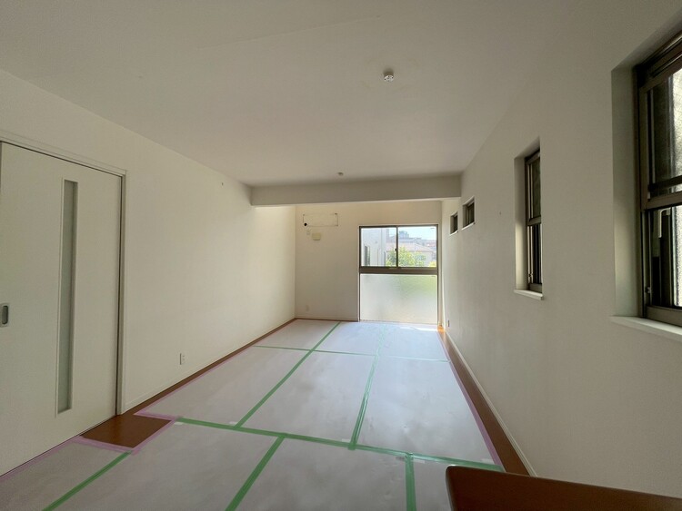 居間 （施工中）飾り過ぎないシンプルな内装と偏り過ぎないデザインで統一しました。