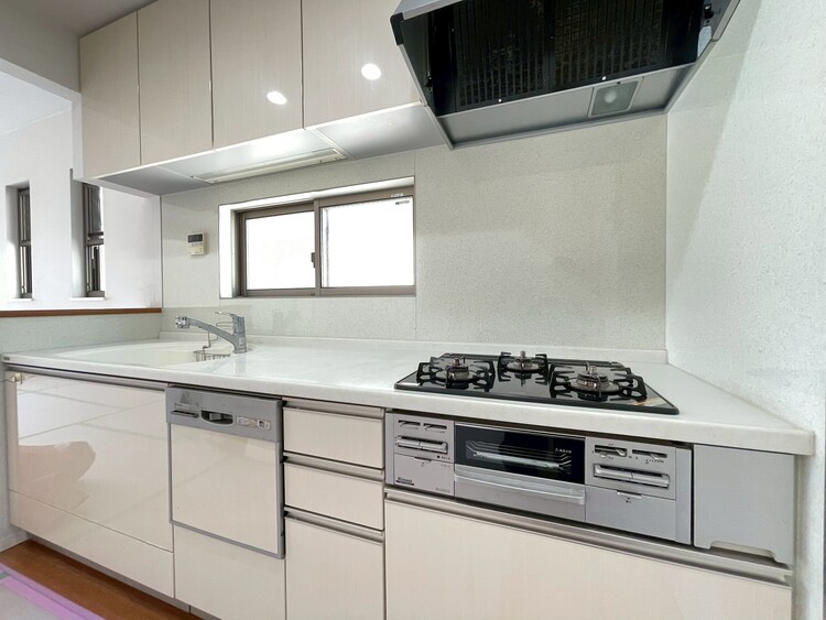 キッチン スマートな意匠と充実の機能を備えたキッチンが、暮らしにおいしい彩りを添えます。