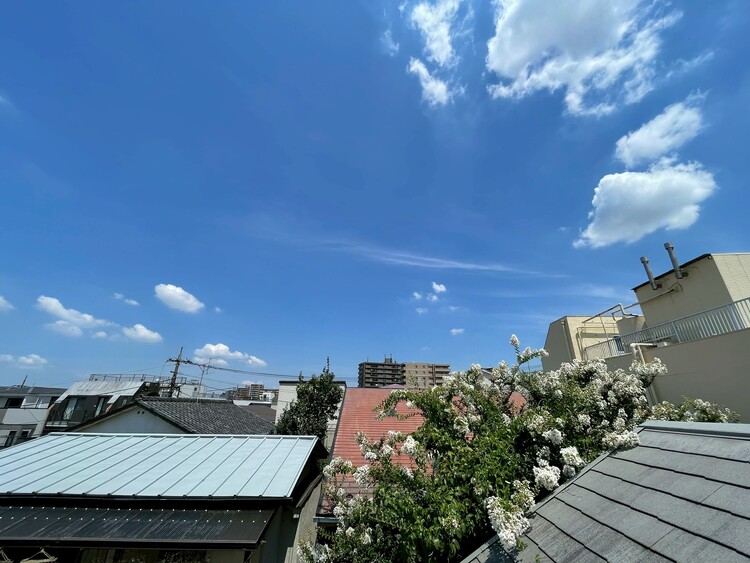 バルコニー 窓を開けると広がる青空。心をリフレッシュして日々を過ごしていきましょう。