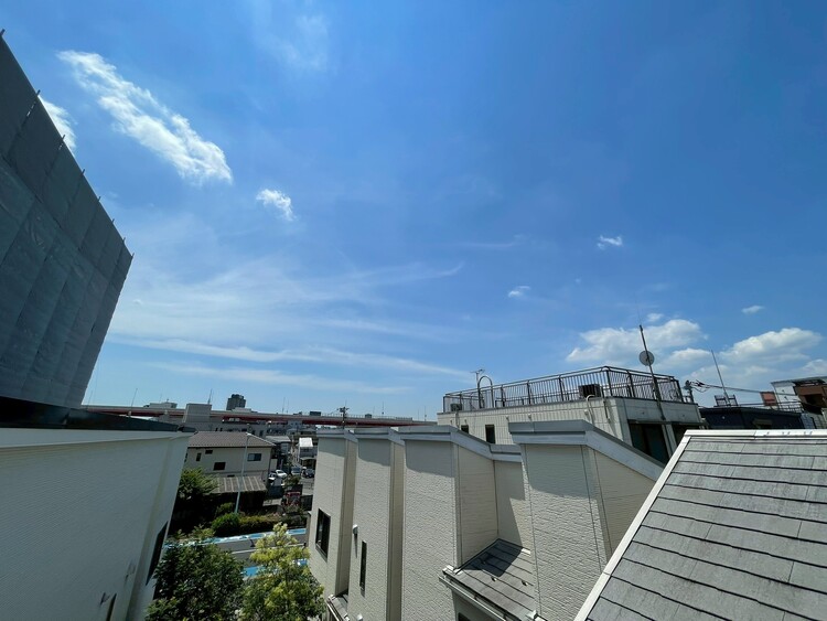 バルコニー 頬をなでる、優しい風を感じることが出来ます。