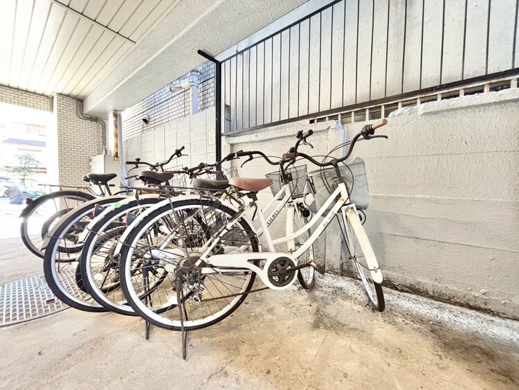 設備 整理整頓された駐輪場で、管理体制の良好さがうかがえます。