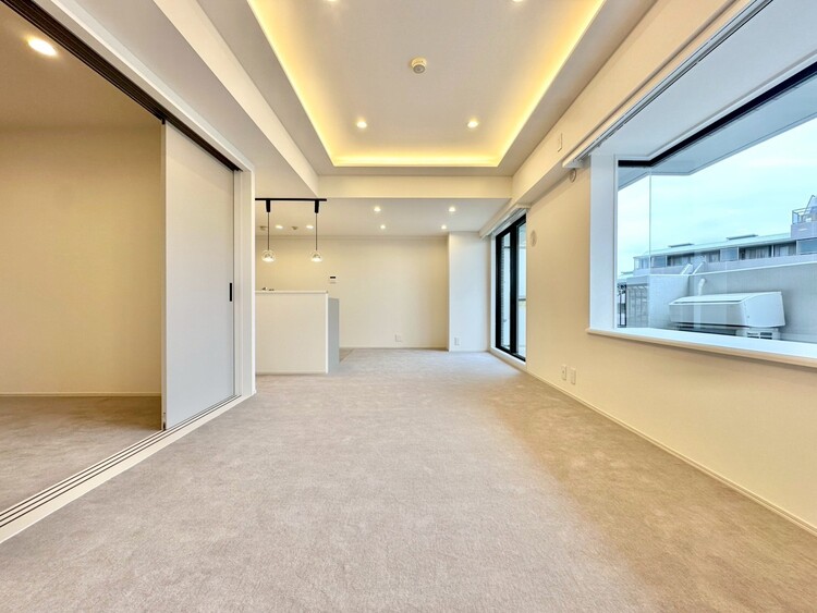 居間 忙しく過ぎゆく日常を置き去るほど、ゆったりした時間が流れるリビング。