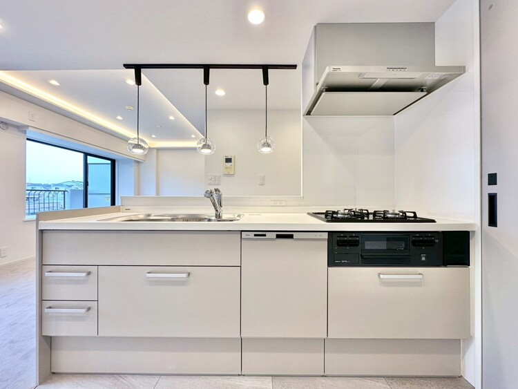 キッチン スマートな意匠と充実の機能を備えたキッチンが、暮らしにおいしい彩りを添えます。