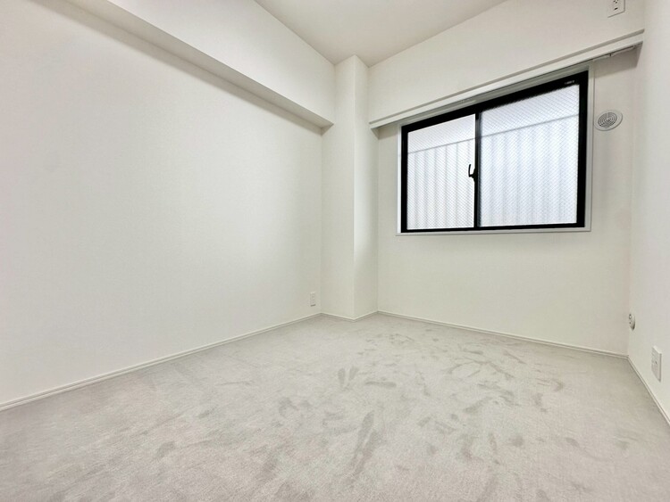 寝室 ベッドも十分に設置するスペースがあります。