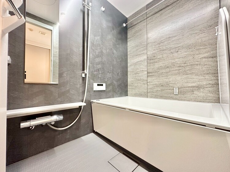 風呂 一日の疲れを癒すバスルームは、心地よいリラックスを叶える清潔感溢れる空間です。