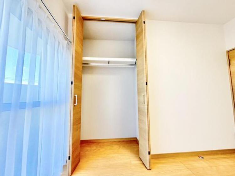 収納 クローゼットには棚やハンガーパイプが付いており、スーツや上着などがスッキリ収納可能です。