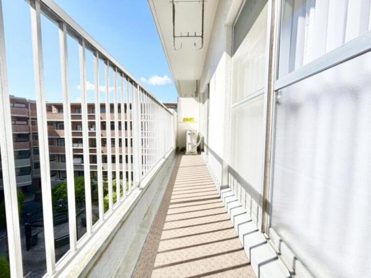 バルコニー 陽の光に照らされるバルコニーを爽やかな涼風が吹き抜けていきます。心を落ち着かせ開放してくれる眺望が今日も家族を包み込みます。
