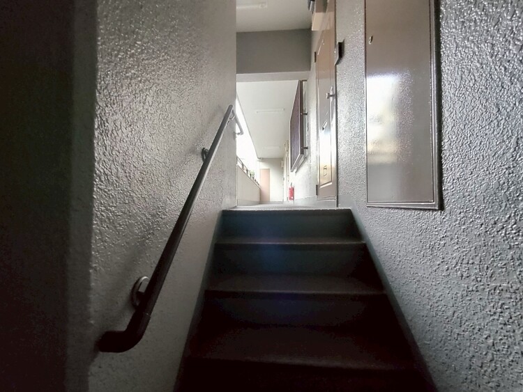 その他 共用部の階段です。明るく清潔に管理されています。