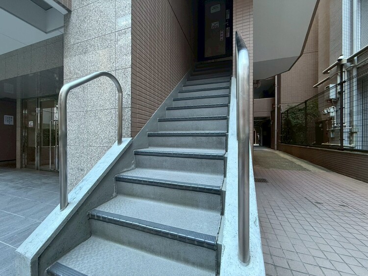 その他 共用部の階段です。明るく清潔に管理されています。