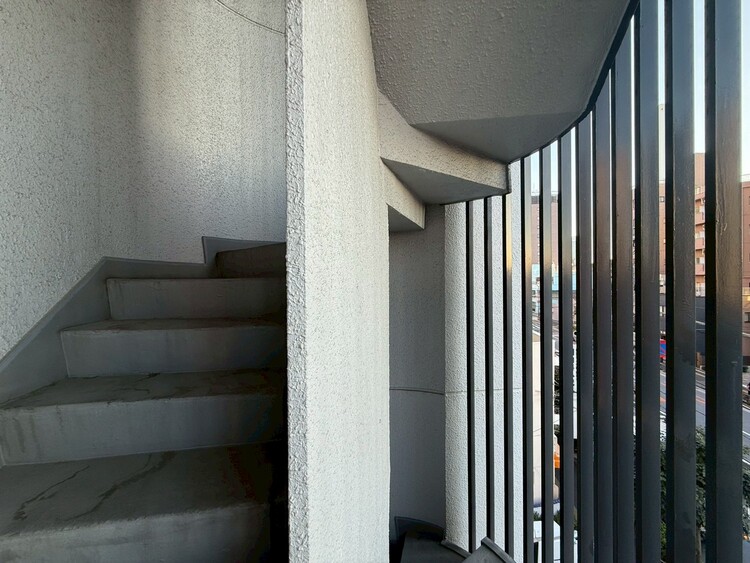 その他 共用部の階段です。明るく清潔に管理されています。