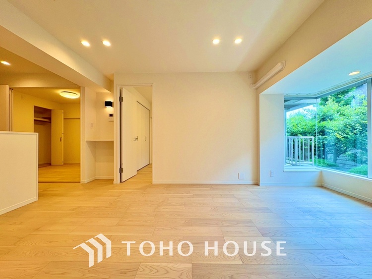 内装 【LIVING】◆眩い◆光が燦々と入り、家族の笑顔を照らす。「いつまでも続いて」と願う夢のような毎日がここにある。