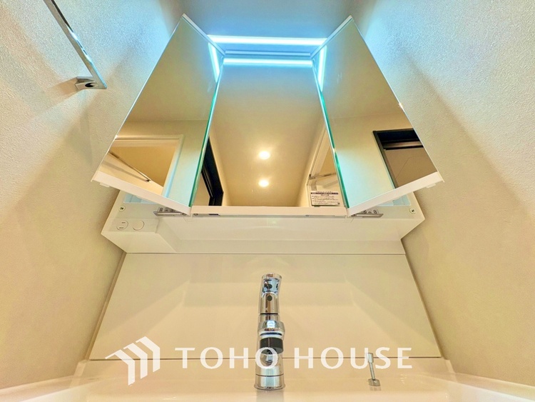 洗面 【WASHROOM】◆快適◆煌びやかな暮らしの中にも忘れたくない快適さ。大きな収納が助けてくれます。