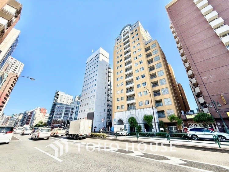 内装 ◆木漏れ日◆の様な採光が優しく足元を照らし、心地いい暮らしの道しるべを写し出す。この空間で過ごす家族との語らいの時間がとても素敵で幸せを感じるかもしれない。