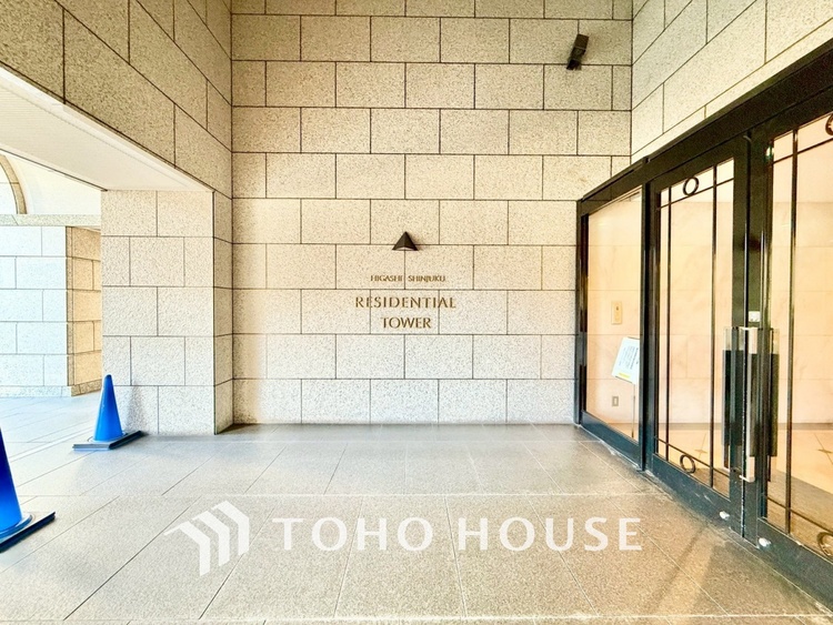 内装 ◆リビング◆たくさんの窓から注ぐ太陽の光。時間の経過とともに光と影のコントラストがこの空間のムードを変え、部屋に変化と温もりをもたらしてくれる。