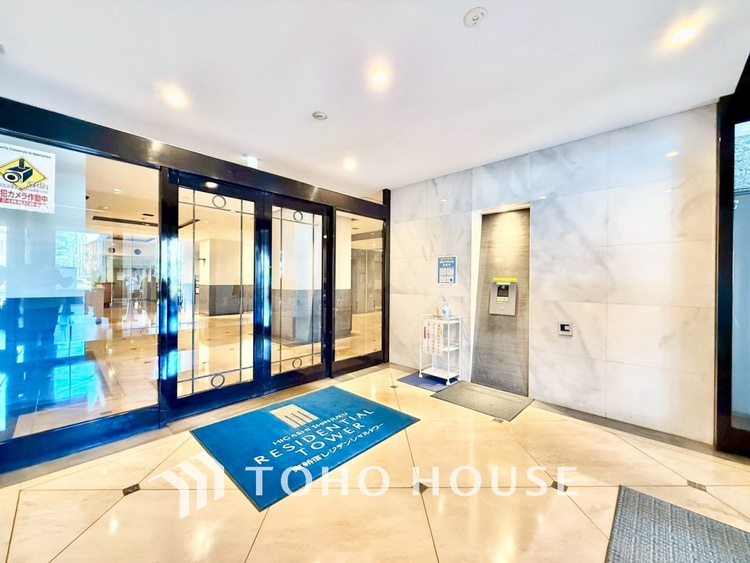 キッチン ◆キッチン◆美味しい料理を作りたくなるような気持にさせてくれる、腕を振るえる自慢のスペース。見上げると柔らかなダウンライトが包み込み、彩りを添えます。艶と光沢のある居心地の良いわが家のキッチン。