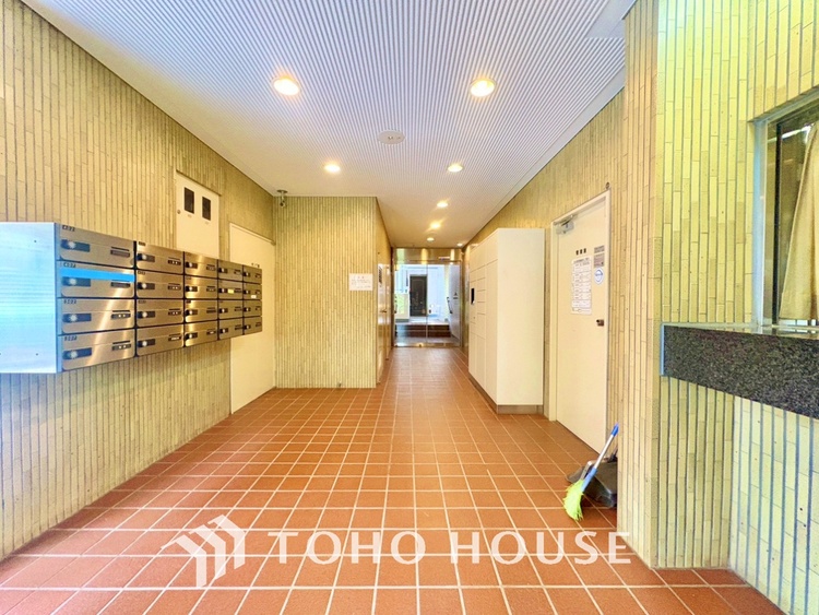 外観 【Entrance】お出かけとお戻りの際に必ず通る場所は全体的に穏やかで慎ましい印影。美しく光をアレンジした素敵なエントランスです。