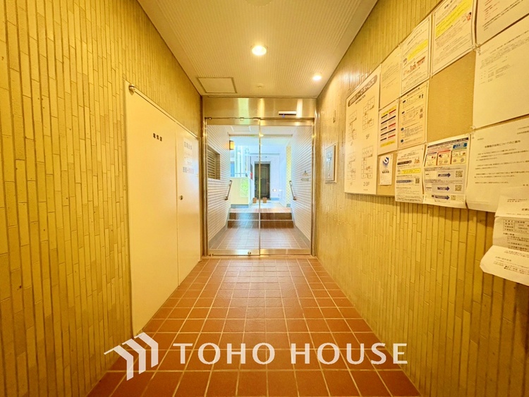 外観 【エントランス】よく手が行き届いたエントランス。出入りで必ず目にする場所だから、いつも清潔で管理されているのは嬉しいポイントですね