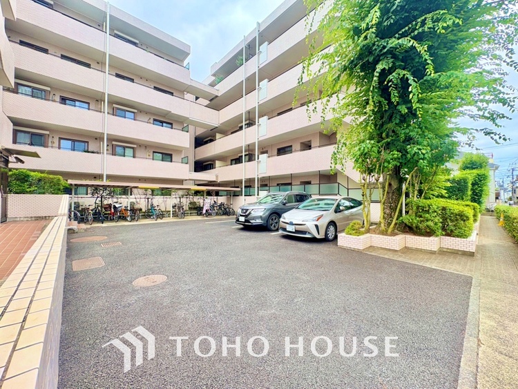 その他 【エントランス】よく手が行き届いたエントランス。出入りで必ず目にする場所だから、いつも清潔で管理されているのは嬉しいポイントですね