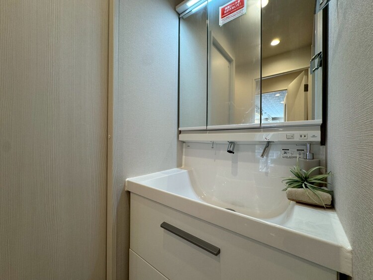 その他 清潔感を感じられる洗面化粧台。