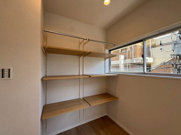 その他 収納スペースが付いていて、お部屋を広く使っていただけます。