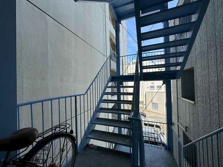 その他 共用部の階段です。明るく清潔に管理されています。