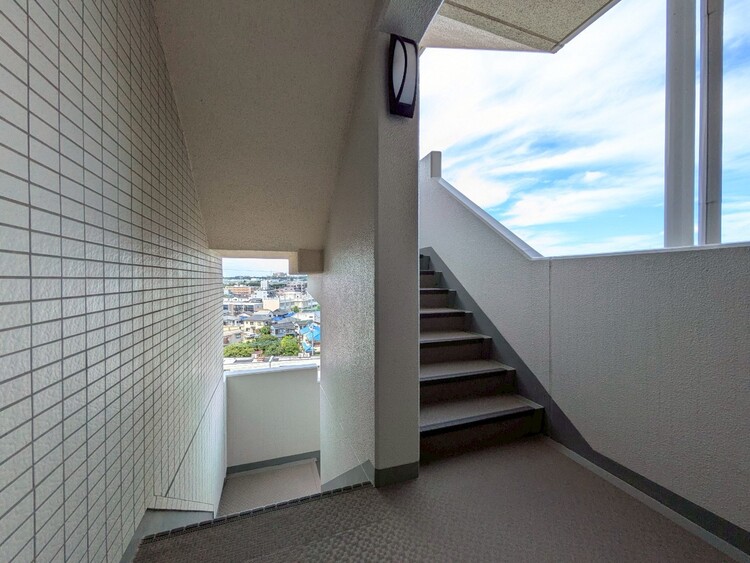 その他 共用部の階段です。明るく清潔に管理されています。