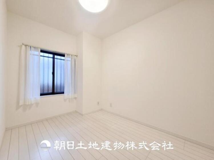 内装 【居室】人間の感性を育むプライベートルームはシンプルが１番だと思います。好みの空間で本を読んだり、音楽を聞いたりと、大切な一人の時間も充実したものにできます。