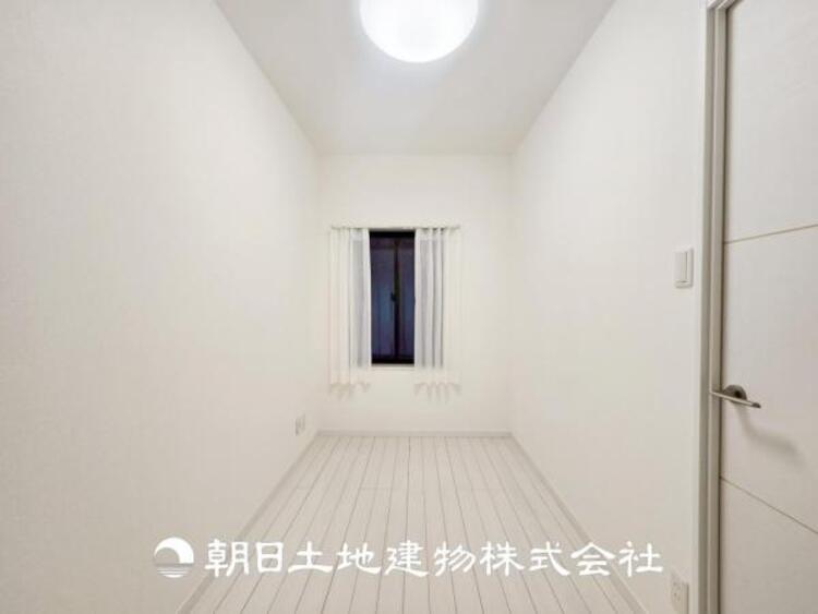 内装 【居室】大切な家族一人ひとりの大切な個別空間。趣味・感性で個性的に飾って頂けるようシンプルに仕上げてあります。自分時間を充実させながら心豊かなひとときを過ごすための大切な空間。