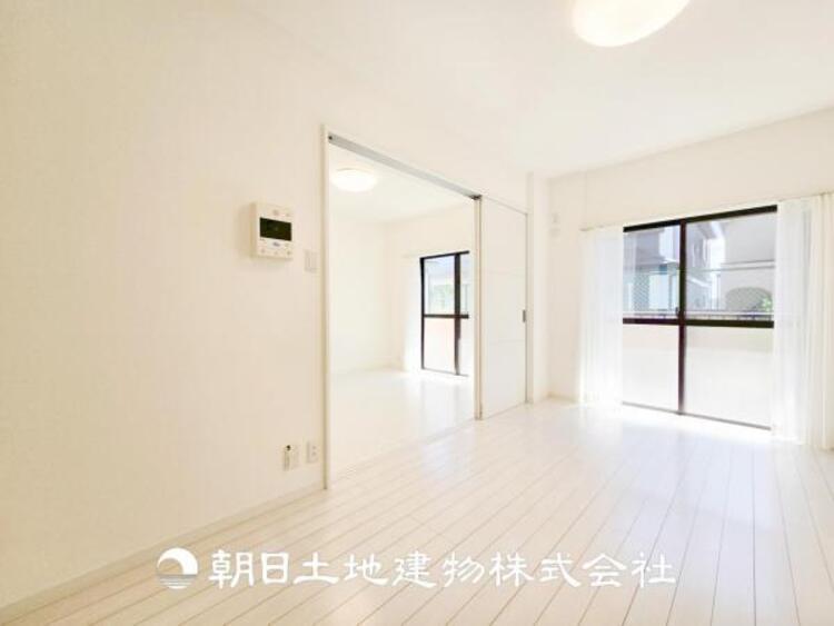 居間 【リビング】1日の中で最も長い時間を過ごすことになるリビングだからこそ、いつも笑顔があふれる空間であるように。広々とした空間から幸せな未来を。1日の中で最も長い時間を過ごすリビングは、笑顔があふれる空間です。広々とした空間から幸せな未来を。